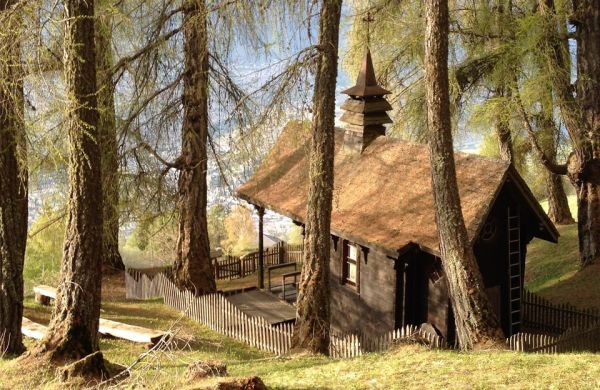 Chapelle des Agettes dans la for&ecirc;t en automne